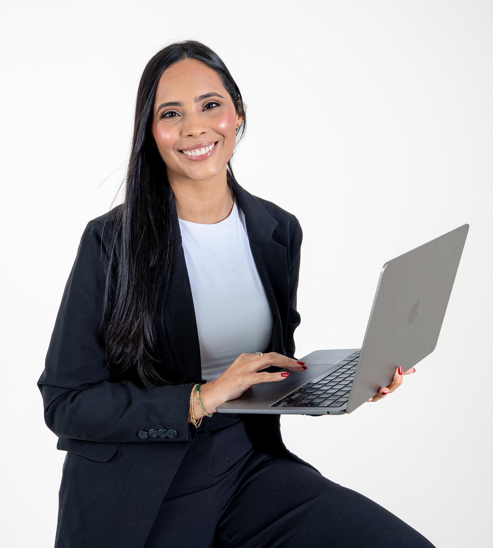 Martha Flórez tomando notas en su escritorio